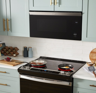 An over-the-range Whirlpool® Microwave above a Whirlpool® Range