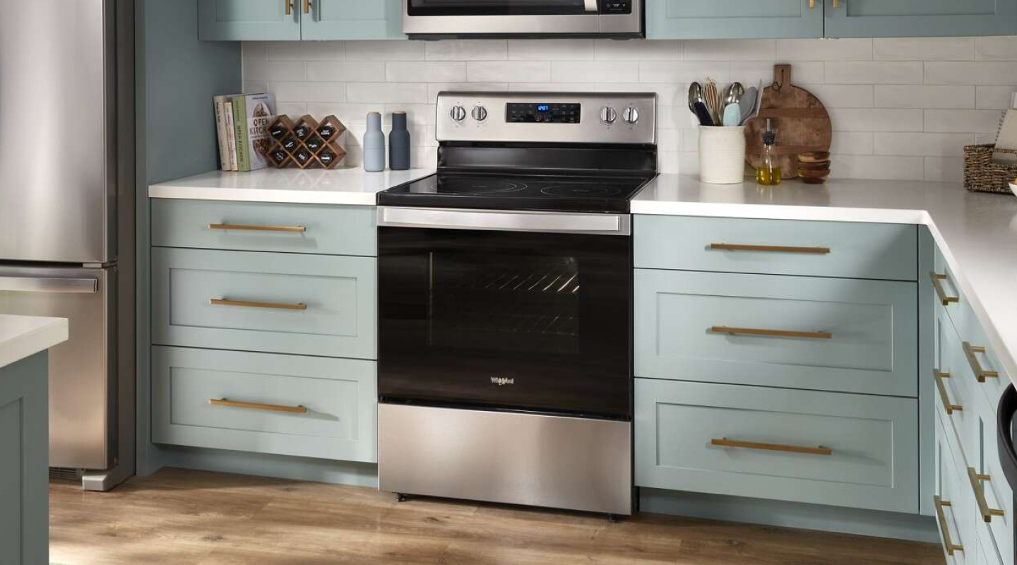 A Whirlpool® oven with Air Fry Mode in a modern kitchen. A Whirlpool® oven with Air Fry Mode in a modern kitchen.