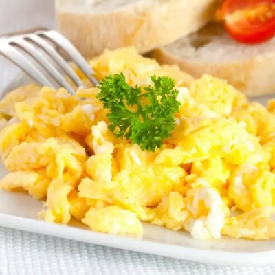 Scrambled eggs with parsley garnish