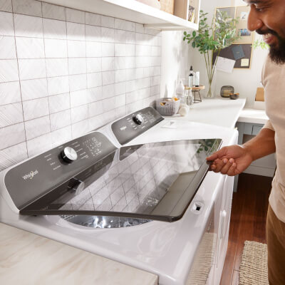 Person looking through the transparent lid of a Whirlpool® Washer