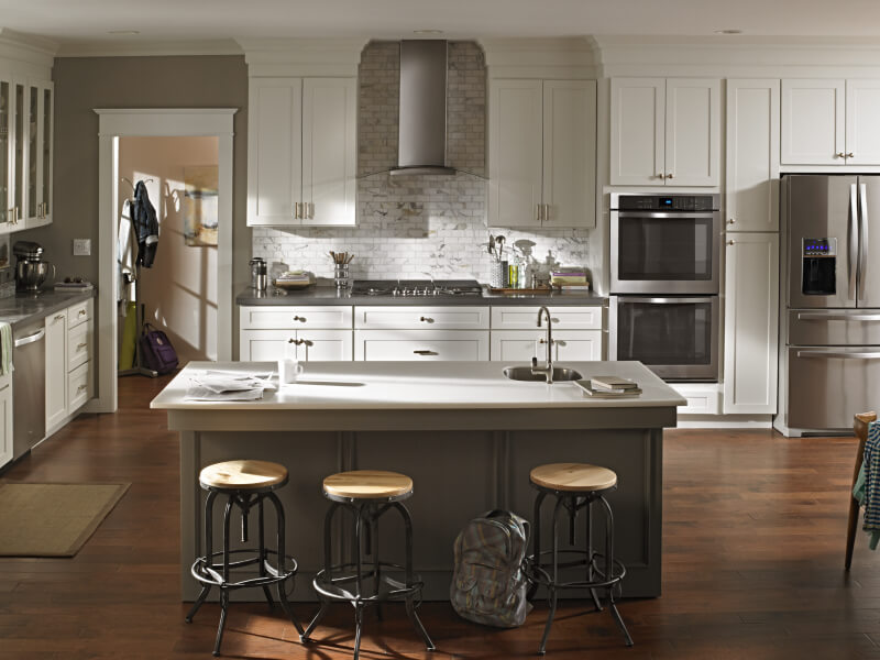  A Whirlpool® Under Cabinet Range Hood and Range in a kitchen