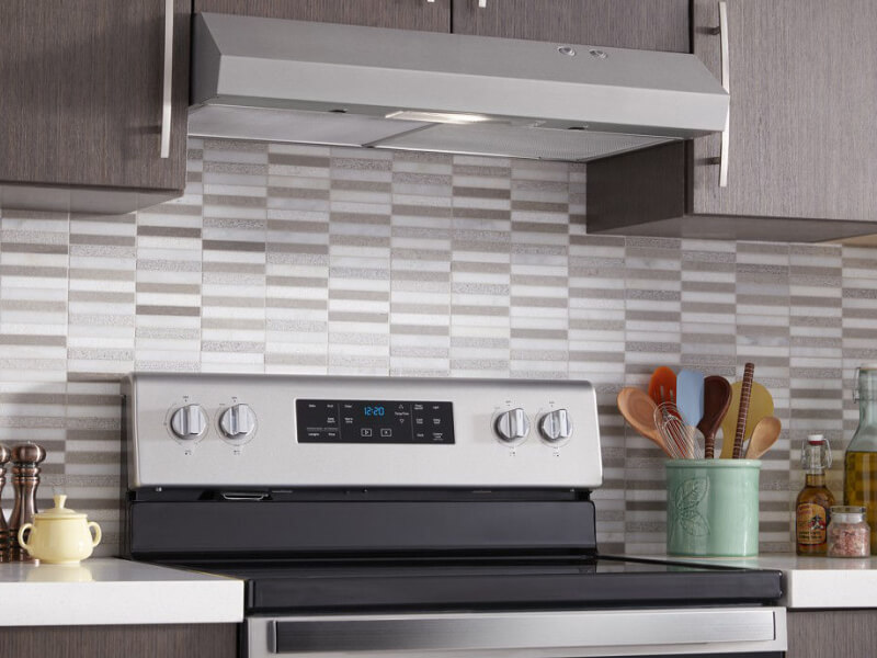 A Whirlpool® Under Cabinet Range Hood and Range in a kitchen