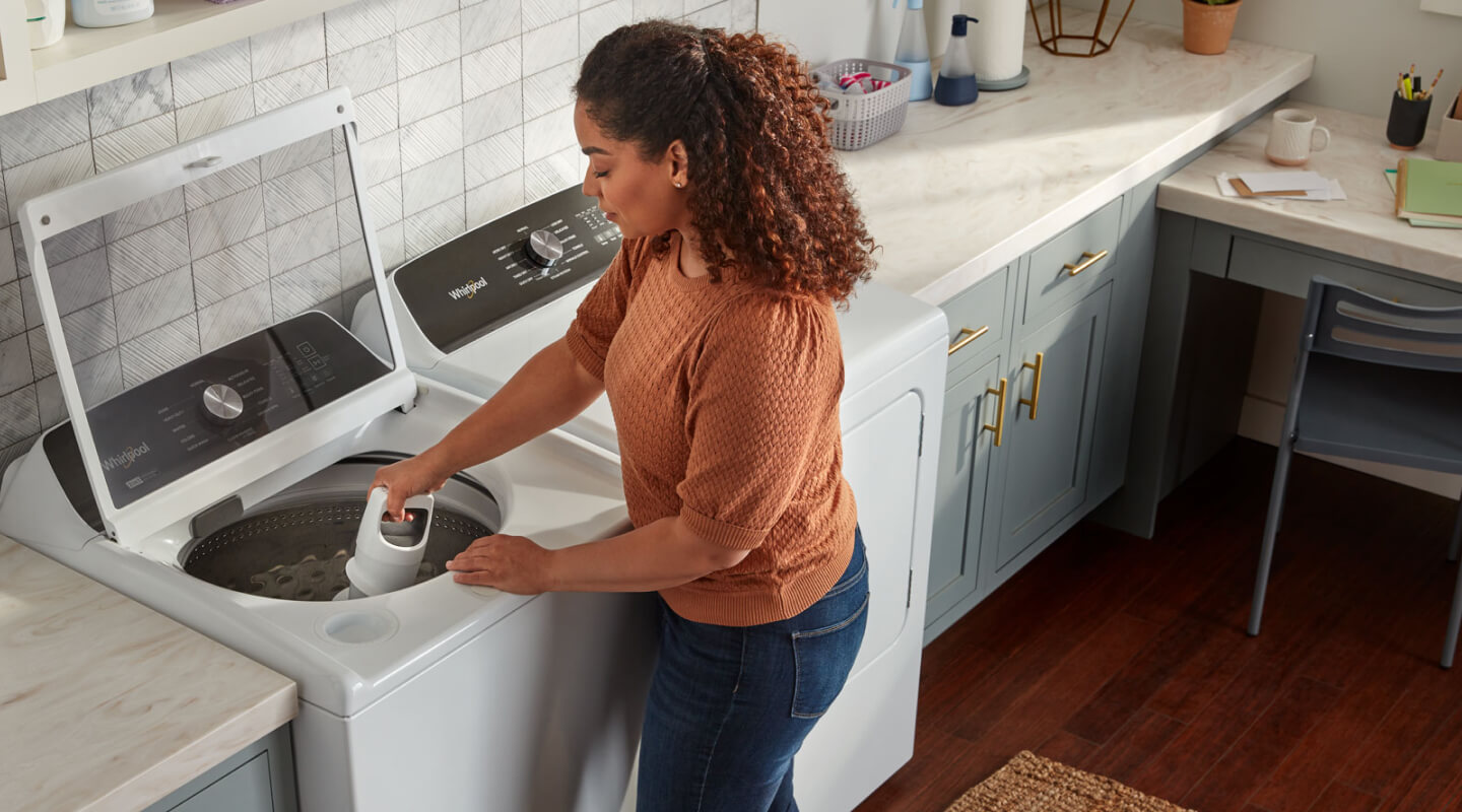 A person adjusting a removable agitator in their Whirlpool® Washer A person adjusting a removable agitator in their Whirlpool® Washer