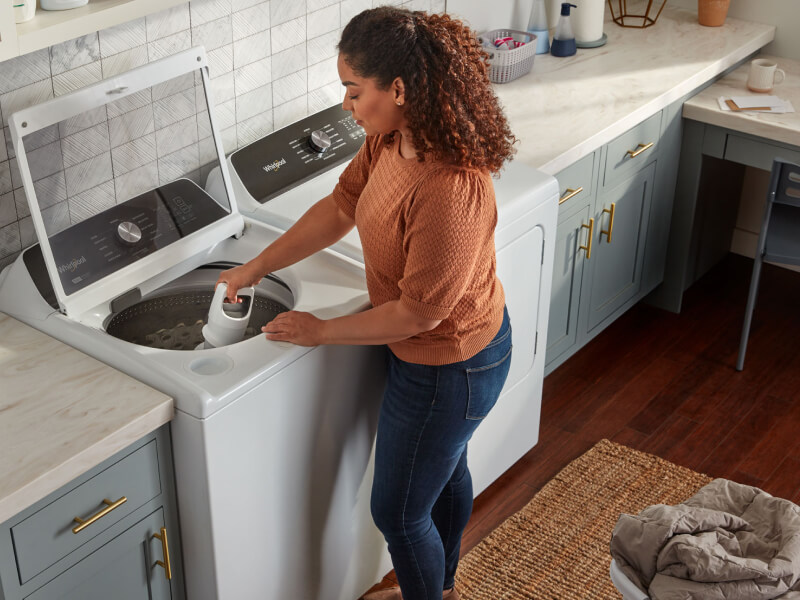 A person adjusting a removable agitator in their Whirlpool® Washer A person adjusting a removable agitator in their Whirlpool® Washer