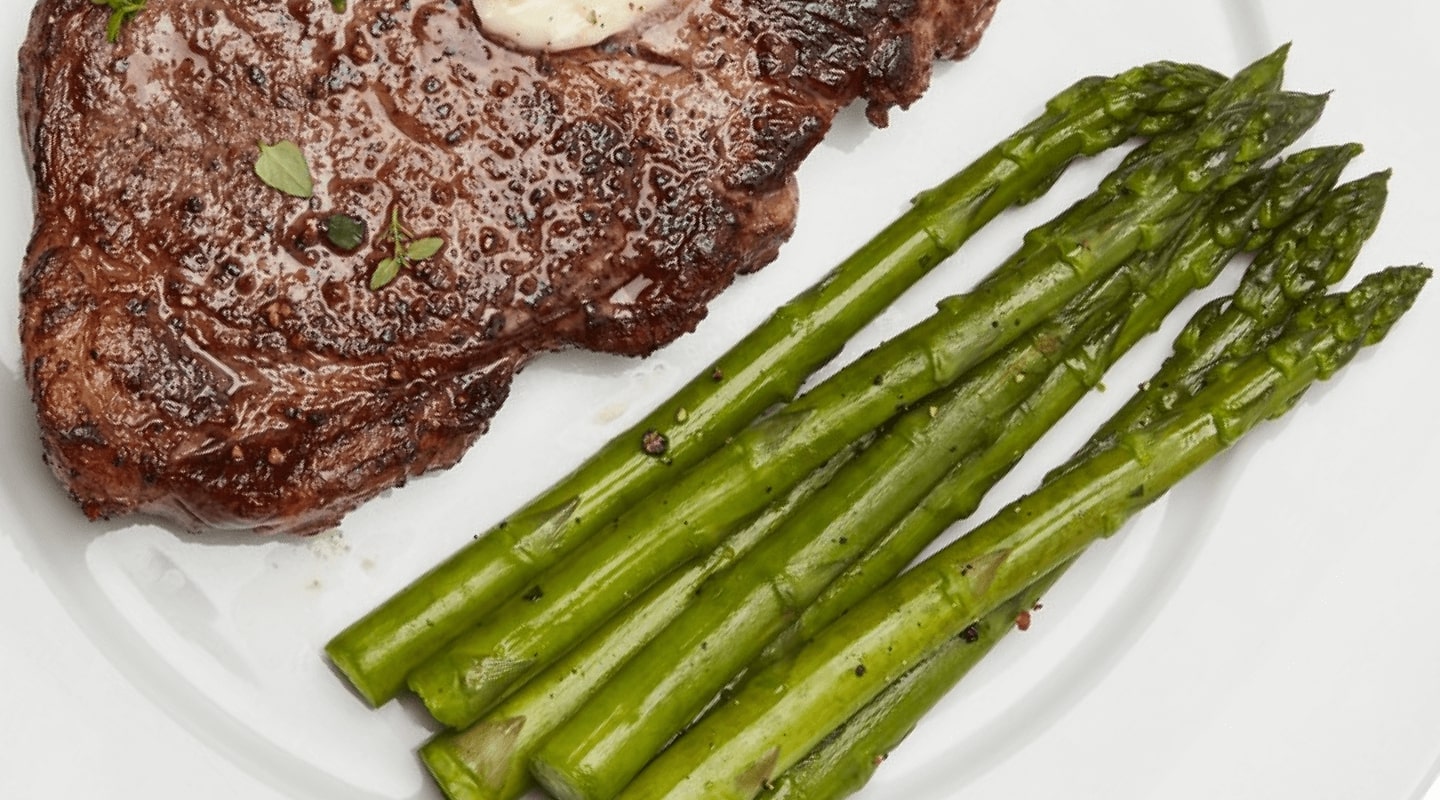 Cooked meat and asparagus