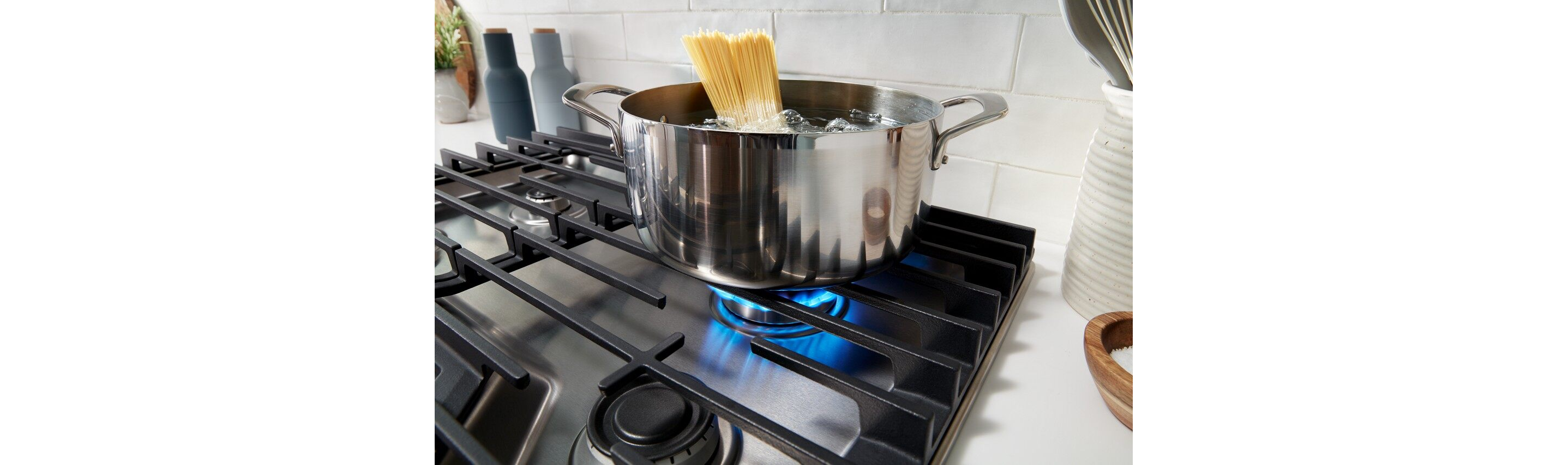 A Whirlpool® Gas Cooktop with a SpeedHeat™ Burner